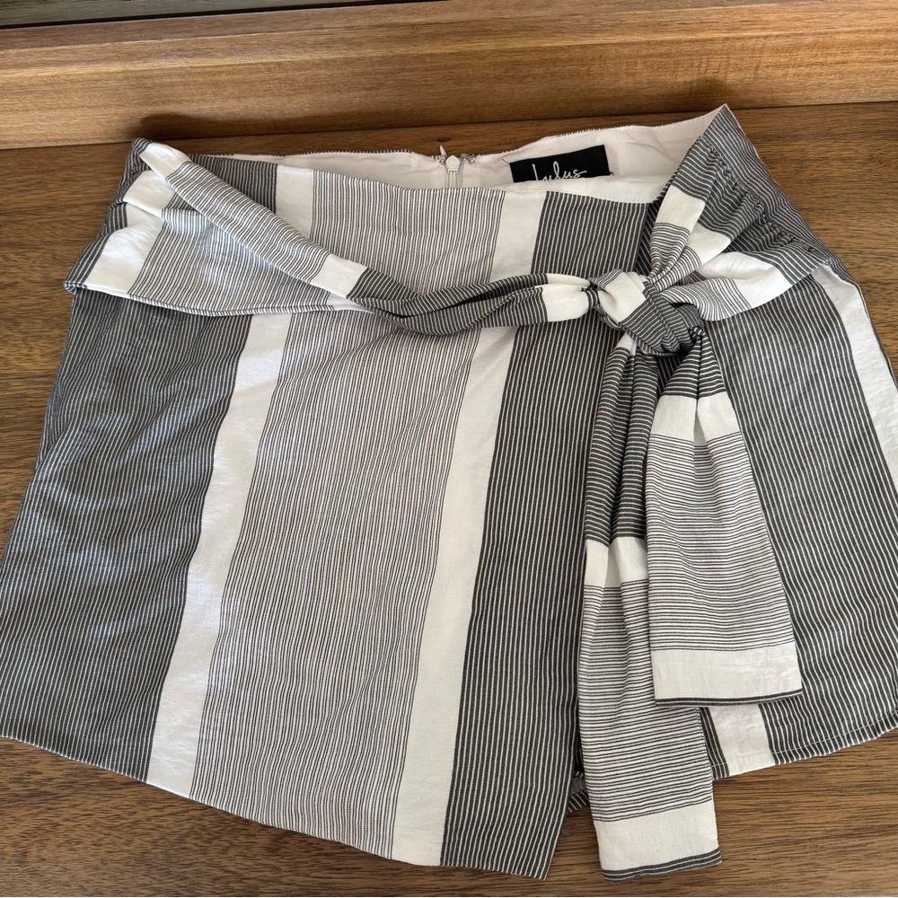 Lulus White And Grey Striped Tie-front Skort - Size M